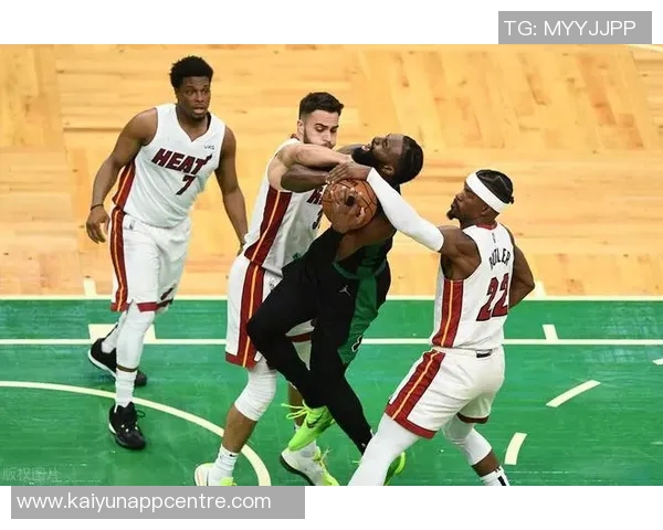 文班在16分钟内表现出色三投三中贡献9分10篮板7助攻3盖帽失误略多但依然完美