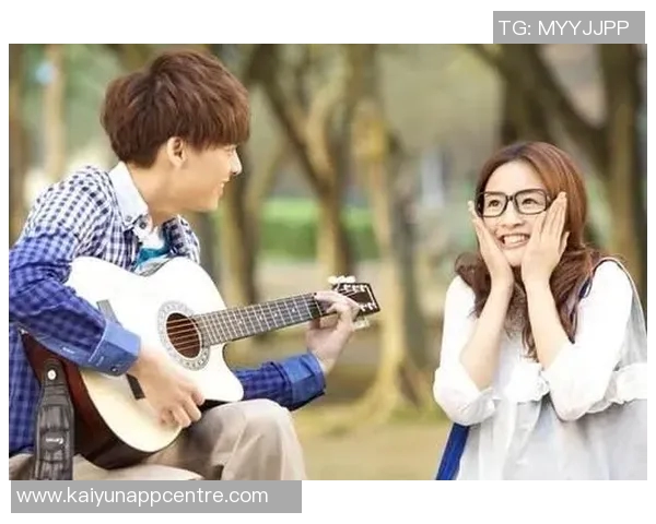 维尼修斯与模特女友甜蜜合影重修旧好感情升温引发热议